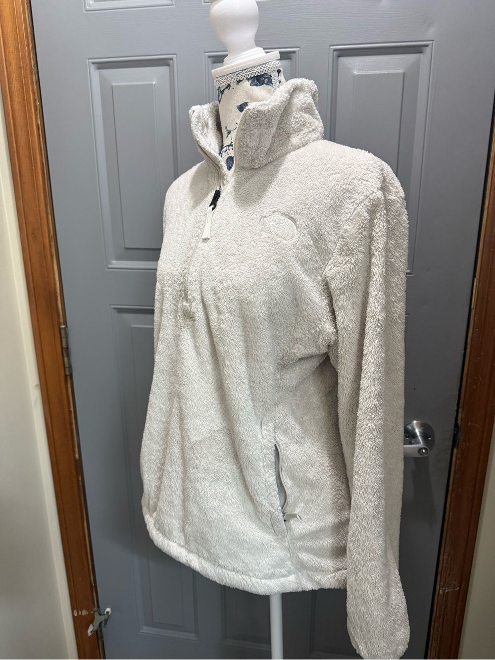 The North Face Ossito white 1/4zip ladies (medium) w/kangaroo pockets